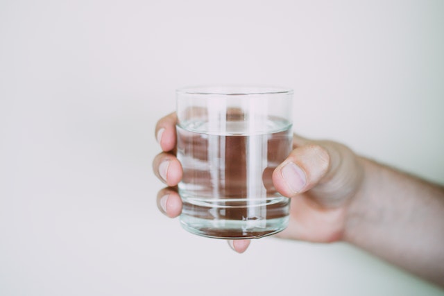 onthard water in een glas
