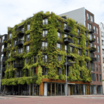 verticaal groen op een nederlands gebouw