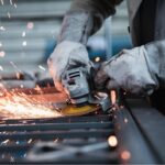 Lasser in beschermend masker last metalen onderdelen met hoge precisie bij metaalbewerking Harderwijk
