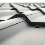 Loods bouwen met geprofileerde metalen dakbedekking en schroefbevestiging in detail