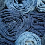 Opgerolde denimstoffen in verschillende blauwtinten, geschikt voor herstofferen of meubelreparatie