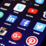 Close-up van smartphone met diverse social media-apps zoals Facebook, LinkedIn, Instagram en Twitter