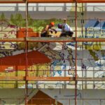 Twee mannen schilderen een kleurrijke muurschildering op een steiger voor een groot gebouw &ndash; woning verbeteren voor verkoop.