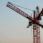 Rode bouwkraan zonder machinist in detail, geschikt voor zelfstandig gebruik door gecertificeerd personeel