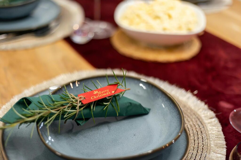 Feestelijk gedekte kersttafel met bord, servet en kerstdecoratie op tafelsetting